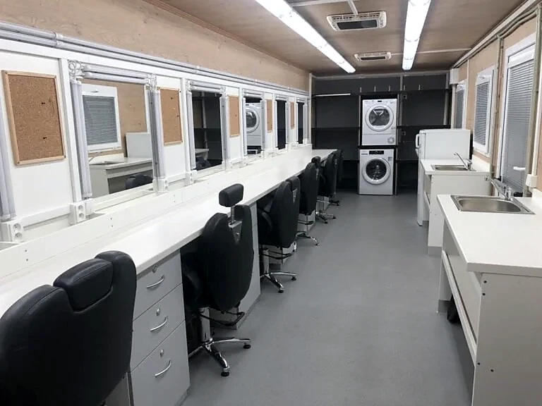 MAKE-UP 17 — equipment 3